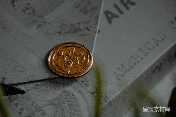 高清摄影 一枚金色的圆形硬币在白色纸上。