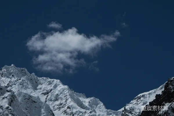 雪山之上，云遮天际