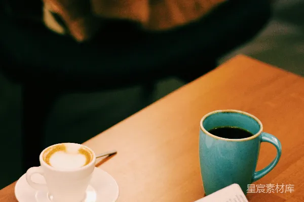高清摄影 白色的陶瓷杯放在白色的陶瓷碟子上