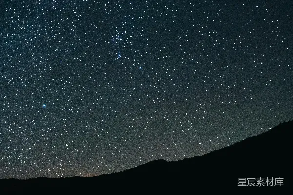星空下的山峦剪影。