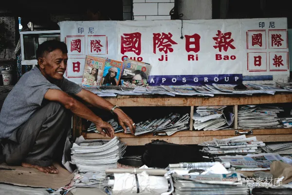 高清摄影 一个男人坐在一堆文件前