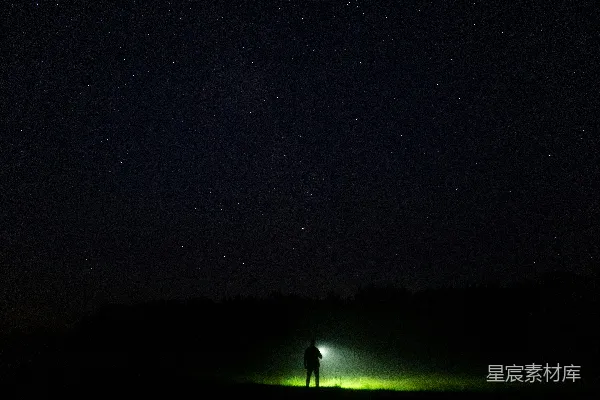 夜晚中站在田野里的人