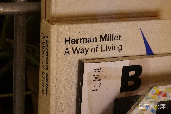 高清摄影 《Herman Miller：生活方式》一书放在书架上。