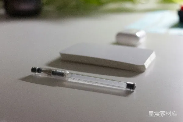高清摄影 一支笔和一支触控笔放在白色表面上