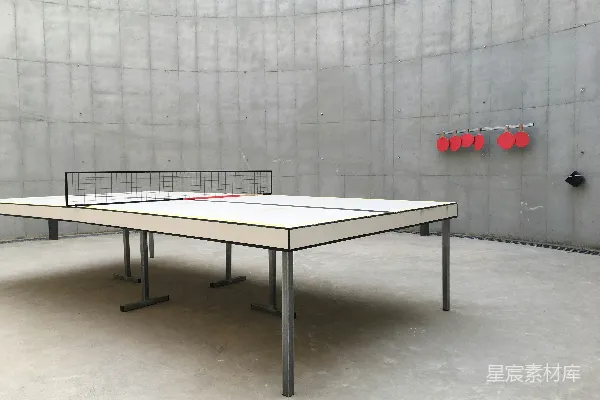 白色桌子靠近灰色墙壁