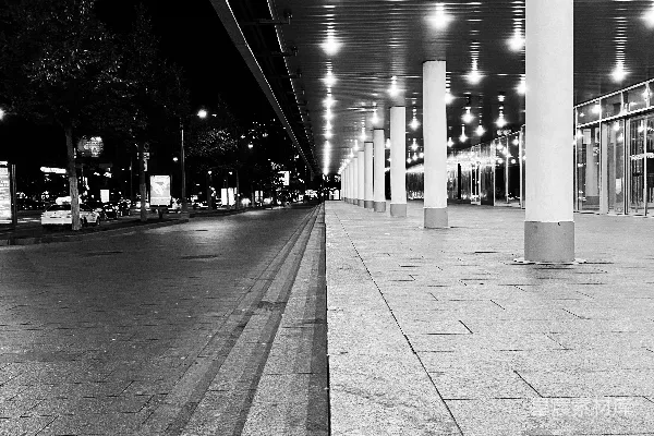 夜晚的火车站