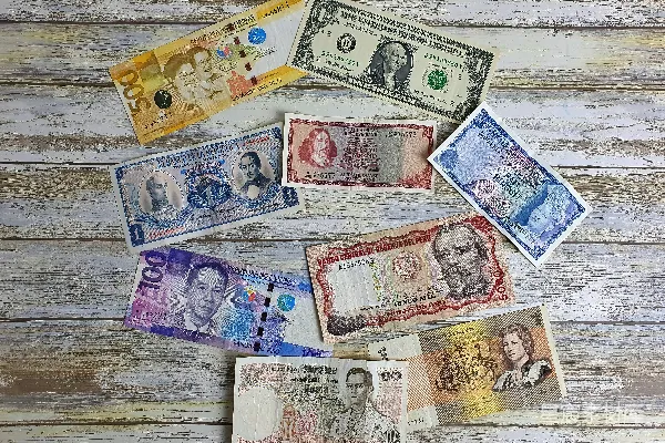 高清摄影 一堆不同的货币放在木桌上