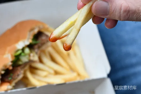 手里拿着一块食物的人