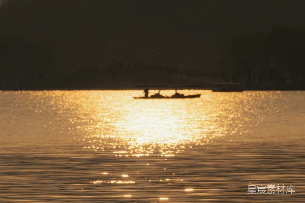 几艘船漂浮在湖面上