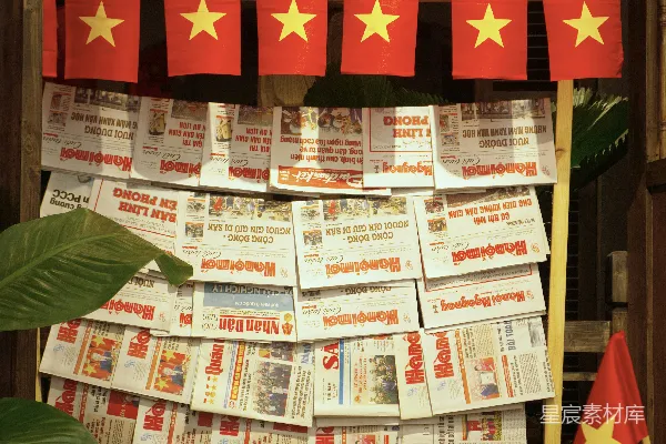 高清摄影 越南报纸、旗帜和标语的展示。