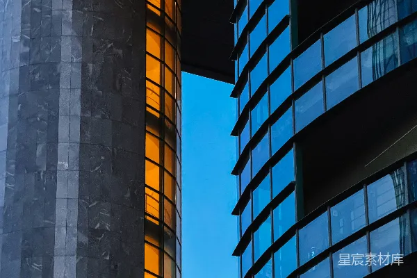 旁边有一座非常高大的建筑物另一座也非常高的建筑物。