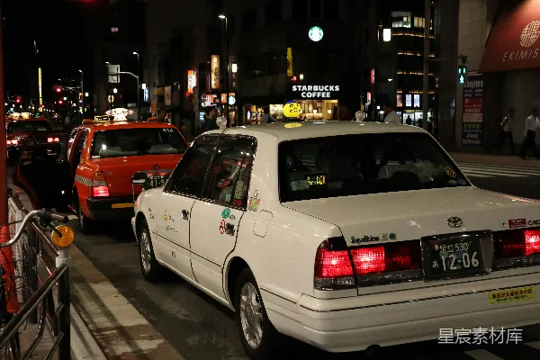 夜间路上的一辆白色轿车