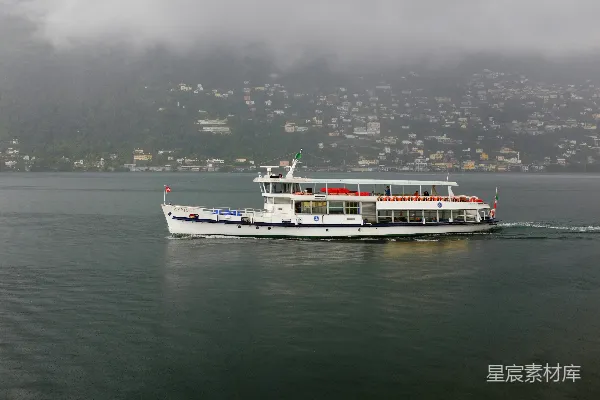 一大片白色小船漂浮在一大片水面上