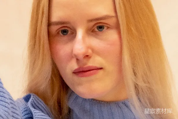 蓝色高领毛衣的女人