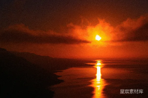 夕阳映照在一片水域之上