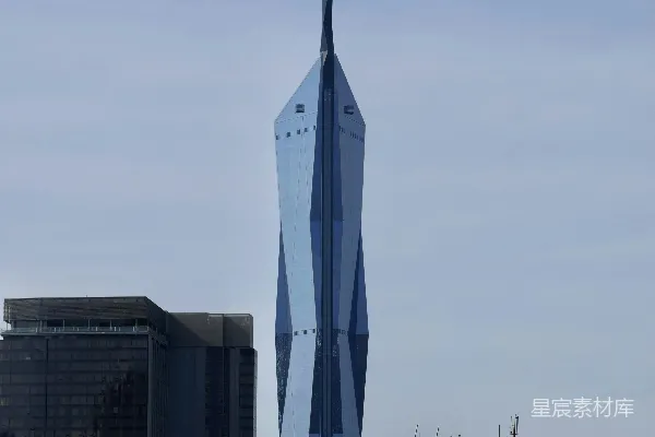 现代高楼大厦，带有独特的尖顶。