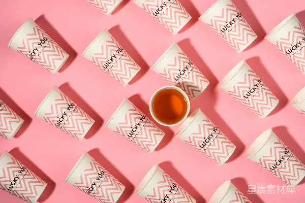 高清摄影 一杯茶放在粉色桌子的上面。