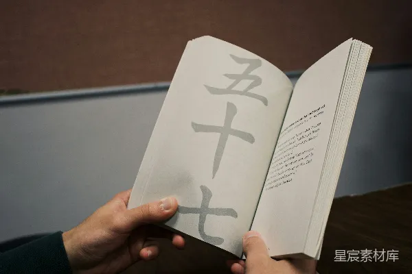 高清摄影 手持白色打印纸的人
