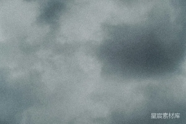 灰蒙蒙的天空中有云朵