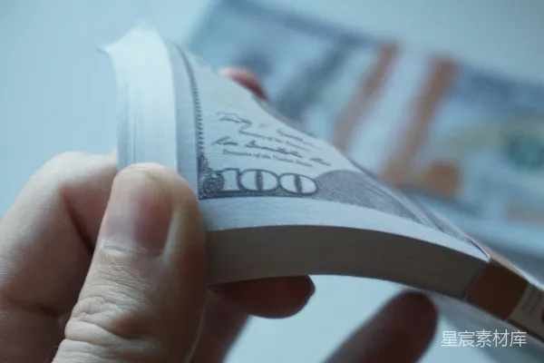 高清摄影 拿着瓶子的人