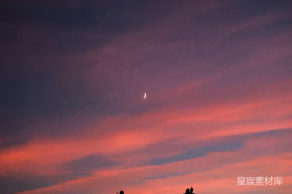 夕阳下的景色，天空中挂着一轮明月。