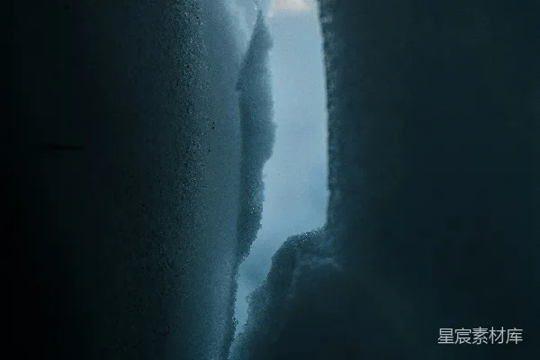 一幅雪覆盖的墙的特写镜头