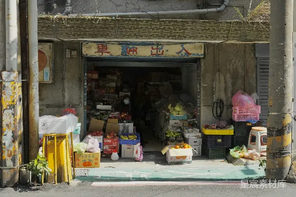 一家小店铺里摆满了各种各样的商品。
