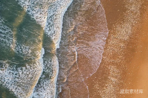 海边的海景俯视图，波涛和沙粒的景象