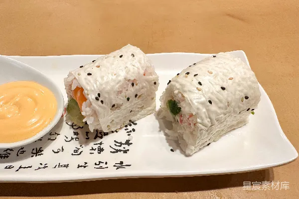 高清摄影 一个装有寿司和蘸酱的白色盘子