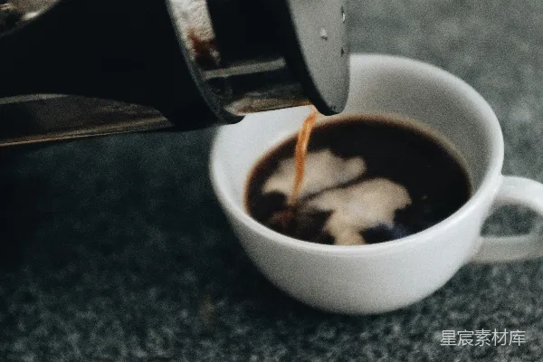 倒入咖啡中的杯子
