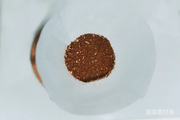 高清摄影 棕色粉末在白色陶瓷碗上