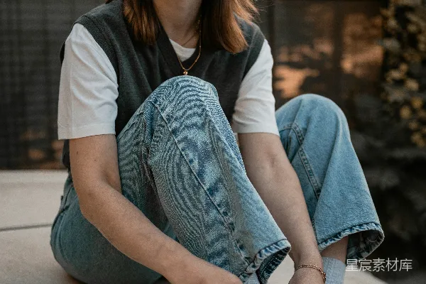 一个女人坐在一辆车的引擎盖上