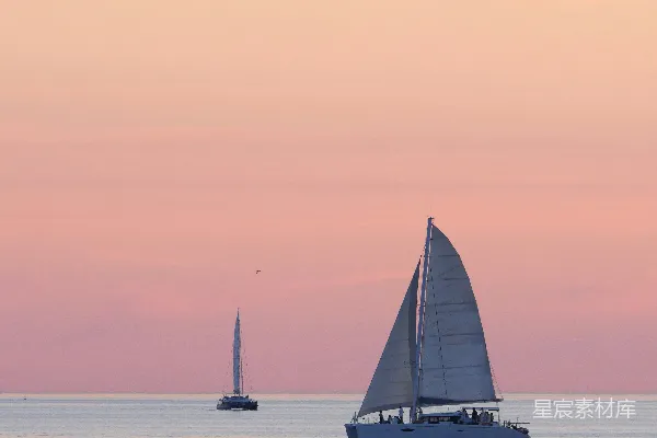 小船在柔和的夕阳下游 peacefully 舒适地漂游。