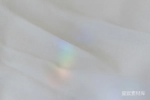 软白布料带有微妙的彩虹光反射