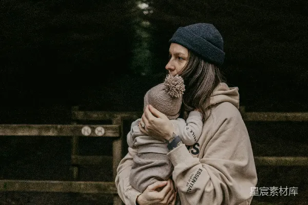 怀抱婴儿的妇女