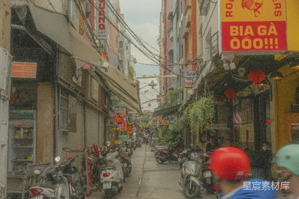 几个骑在一辆红色踏板车上的人