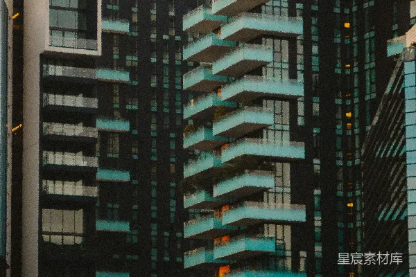 白天的灰泥建筑