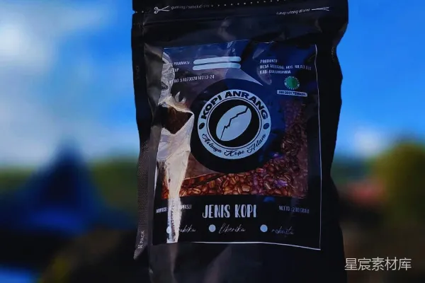 咖啡豆装在带有自然背景的袋子中。