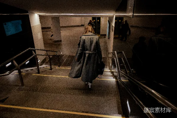 一个人在一段楼梯上行走