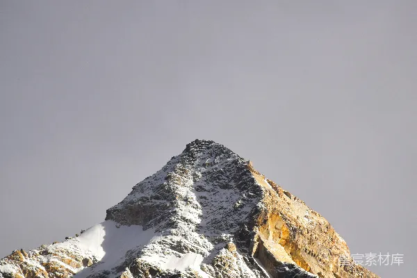 覆盖着白雪的山峰，天空背景。