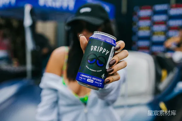 一个女人手持一瓶啤酒站在一辆车前面