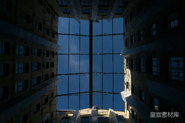 透过玻璃窗看的一栋建筑