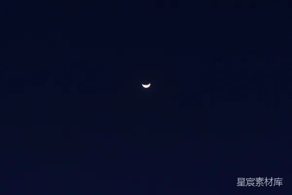 天边一轮满月