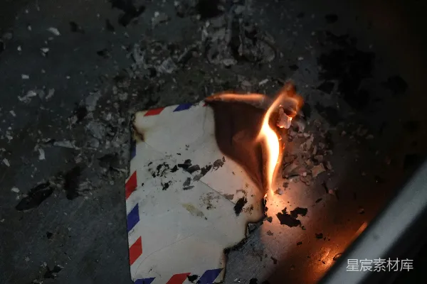 高清摄影 一张纸上有一封红、白、蓝三色的信封。