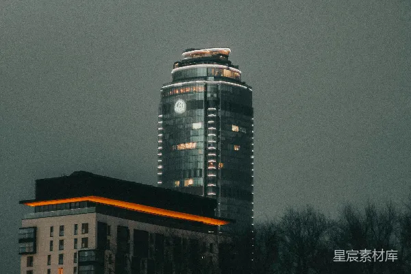 一座高耸的建筑紧挨着一条街道灯旁边。