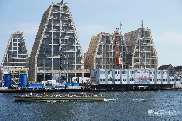 高清摄影 一座建筑旁水中的船