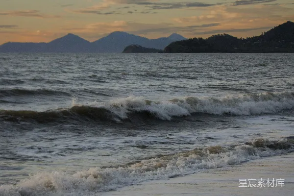 傍晚海浪拍打在岸边