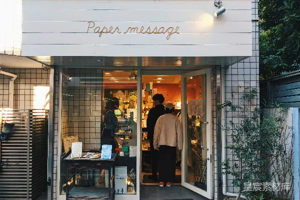 高清摄影 几个站在商店外面的人。