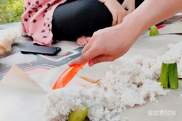 高清摄影 一位女士正在桌上切胡萝卜。