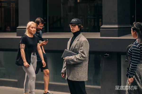 高清摄影 一群人站在人行道上